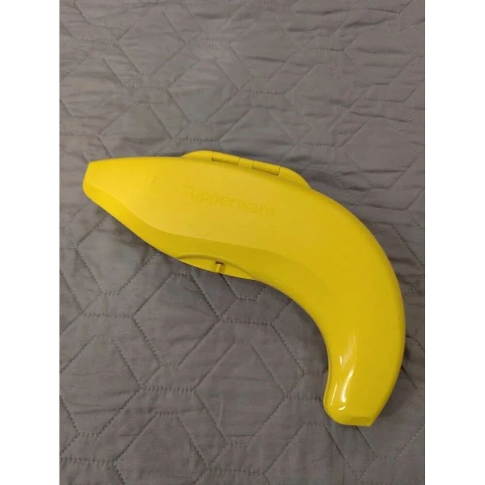 Tupperware Yellow Banana Keeper Guard Container Hinged Travel Fruit Saver
